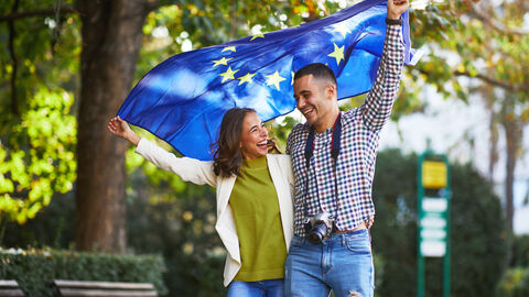 Europe Direct Zwei Menschen mit der Europaflagge